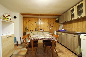 REZERVOVANÉ - Čiastočne zrekonštruovaný rodinný dom s letnou - 15