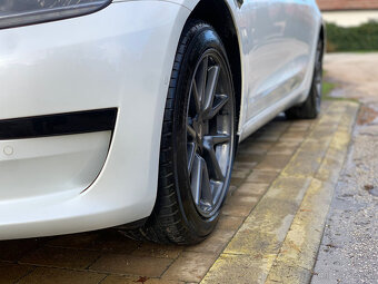 Tesla Model 3 SR+ 225kW 93tis km 09/2019 - 15
