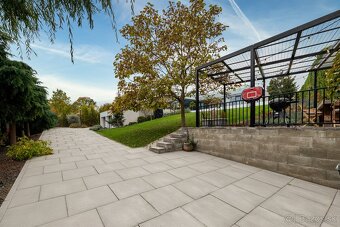 Nadštandardný 4-izbový rodinný dom s bazénom, výhľadom a súk - 15