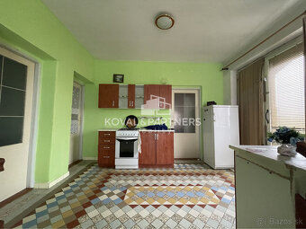 Priestranný poschodový rodinný dom s garážou - Kovarce - 15