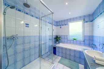 Rodinný dom s podkrovím, 2-garážou, parking, vírivka v srdci - 15