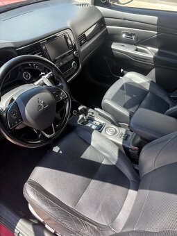 Mitsubishi Outlander SUV - 15