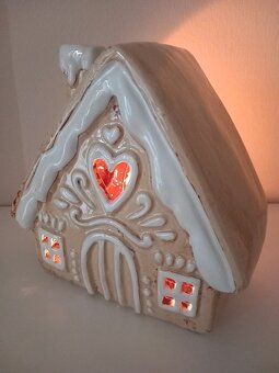 Keramická zasnežená béžová chalúpka 16x16x9,5 cm - 15