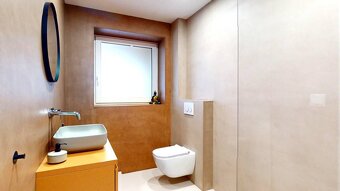 Novozariadený rodinný dom s veľkými spálňami i šatníkom pri  - 15