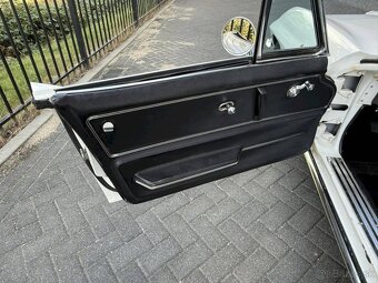 Chevrolet Corvette C2 Convertible z roku 1965. - 15