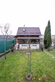 Na predaj záhradná chatka v retro štýle s upravenou záhradou - 15