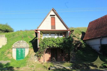 Murovaná chata s elektrinou a úžitkovou vodou na okraji obce - 15