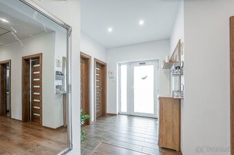Štýlový tehlový bungalov, Perín, zástavba novostavieb - 15