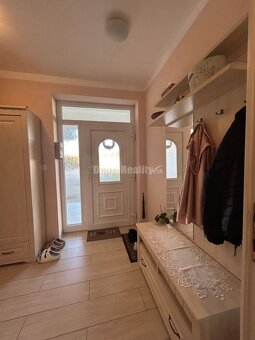 Unikátny 4 izbový rodinný dom pri jazere, kompletne zariaden - 15