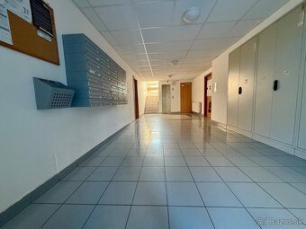 Menší zariadený 2KK širšie centrum + zasklený balkón - 15