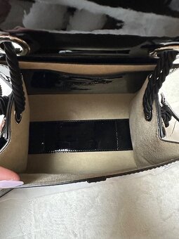 Čierna lakovaná kožená kabelka Patrizia Pepe originál - 15