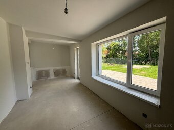 Rodinný dom s krásnym slnečným pozemkom o výmere 950 m2 v Bá - 15