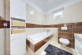 Na predaj krásny samostatne stojací 4-izbový rodinný dom v - 15