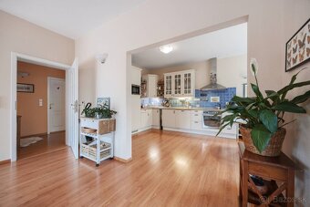 Priestranný 6-izbový rodinný dom s dvojgarážou a krásnou záh - 15