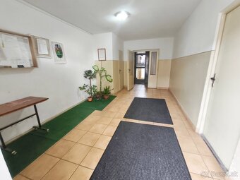 PREDAJ trojizbový byt v centre mesta - 15