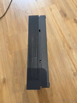 Xbox one x + 2 ovládače - 15