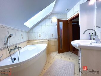 NA PREDAJ / Rodinný dom s bazénom a saunou / Šarišské Bohdan - 15