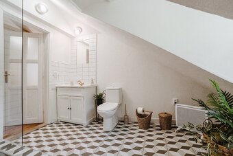 Zrekonštruovaný zariadený dom pri Námestí Svätej Trojice - 15