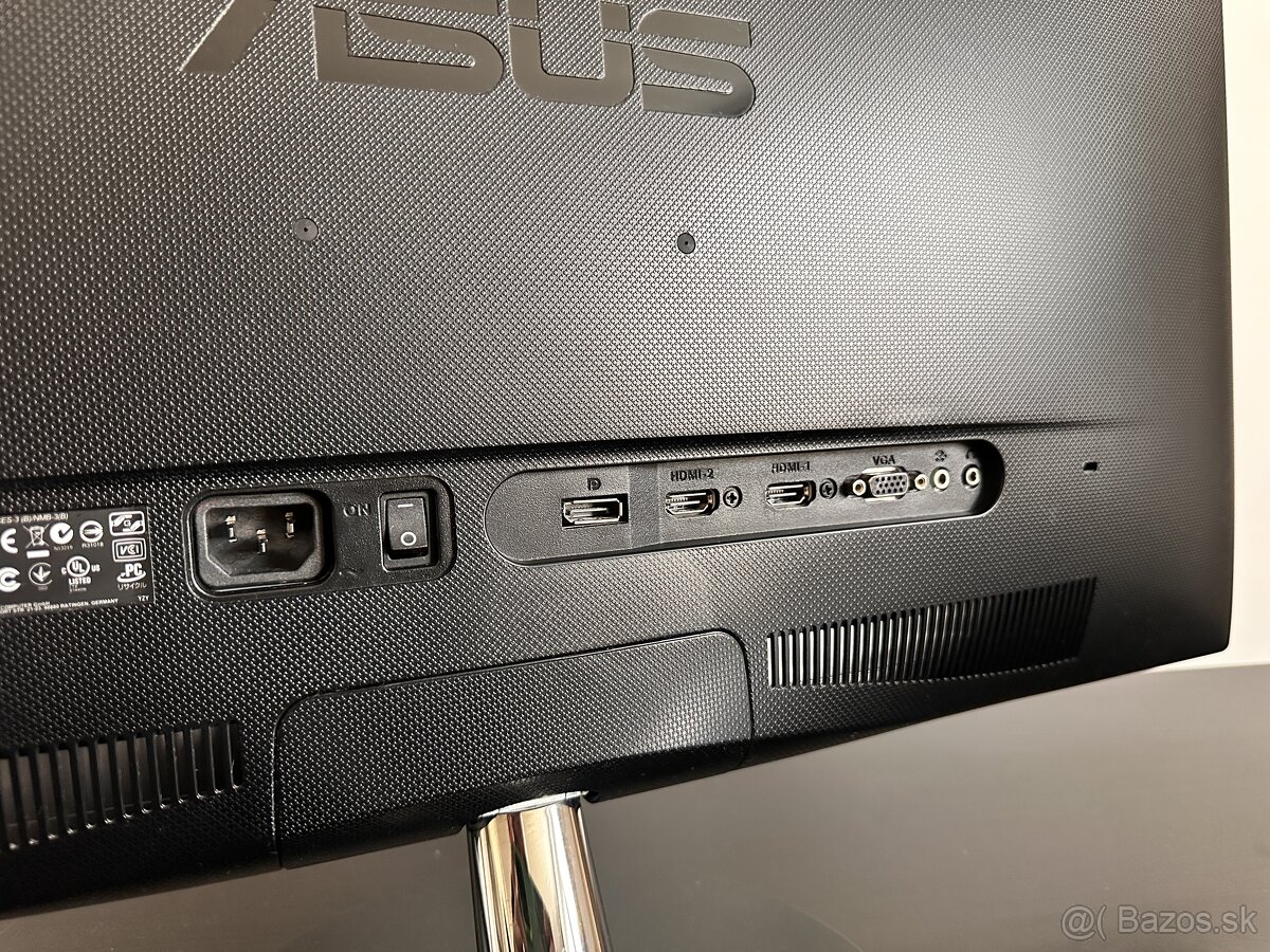 Pc zostava s monitorom a reproduktormi - 16