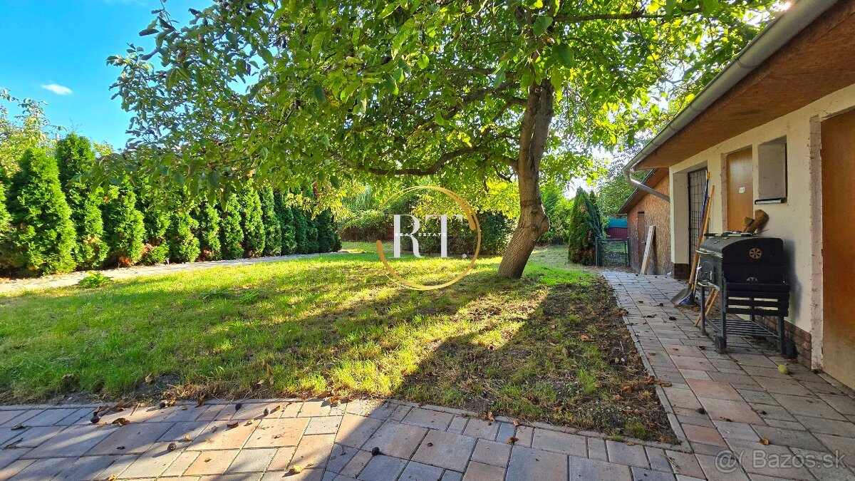 Útulný 3-izbový dom s veľkým pozemkom (910m2) a terasou - 16