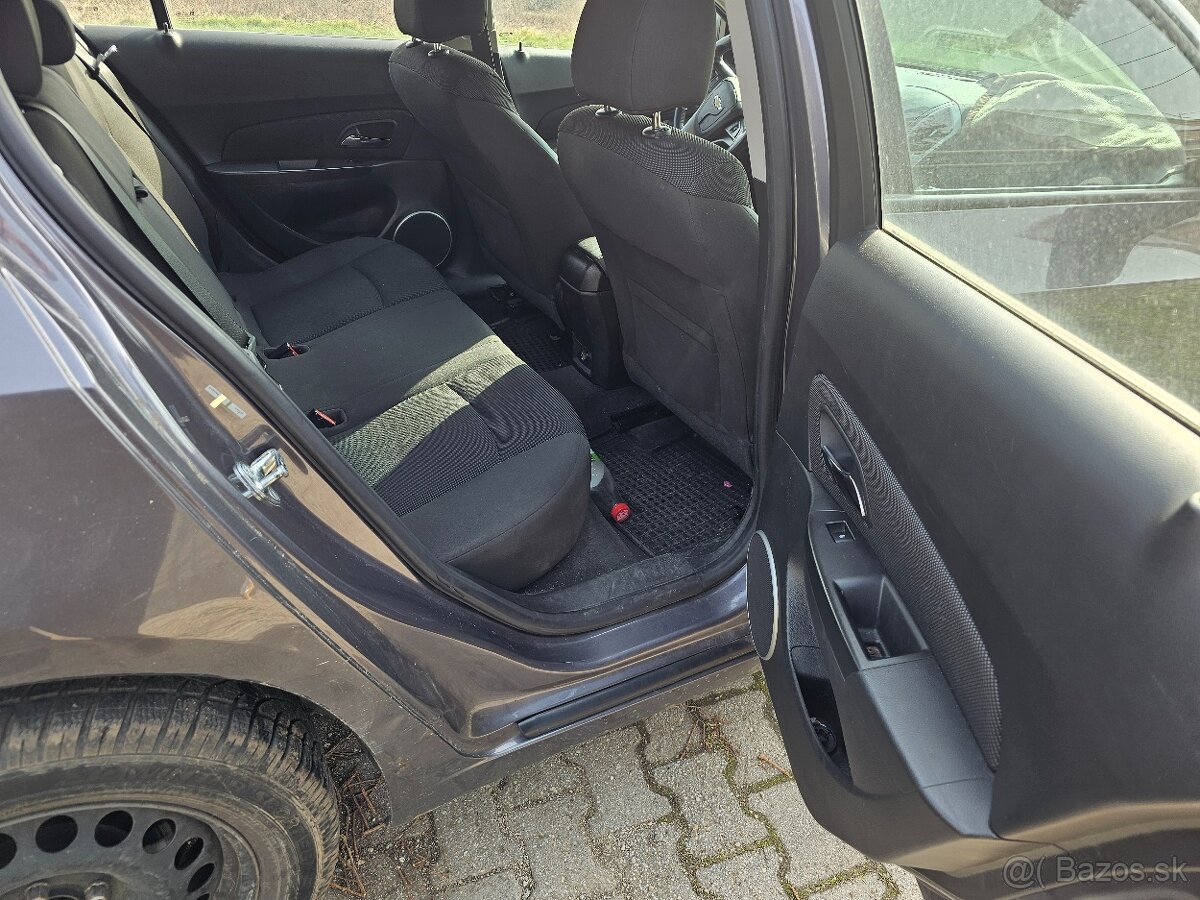 Predám alebo rozpredám Chevrolet cruze 1,8 bez motora. - 16