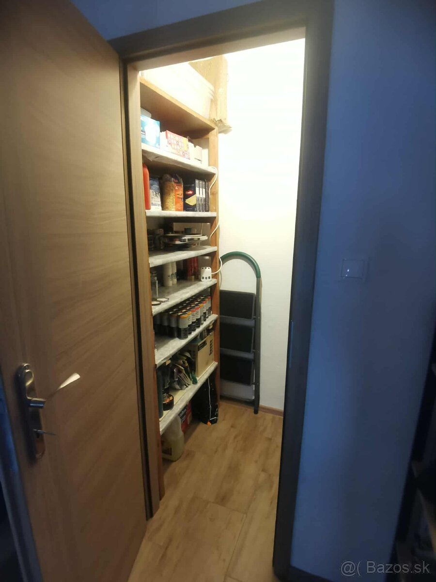 Predám slnečný priestranný 3-izbový byt v Novej Bani (74 m²) - 16