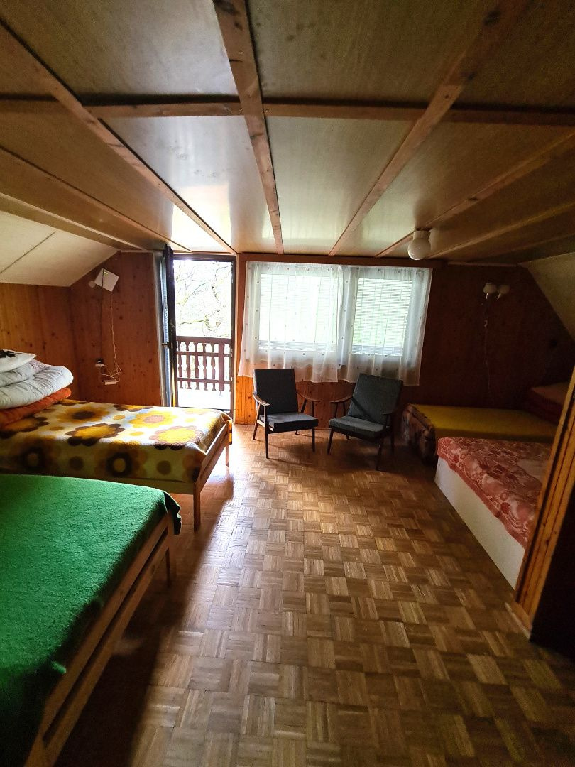 Zaujímavá pekná priestranná murovaná chata v prírode - 16