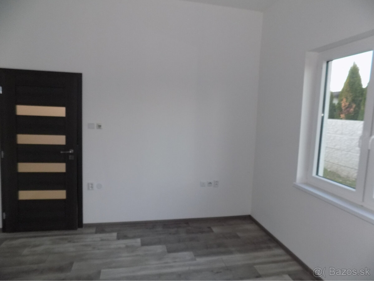 Novostavba domu v Kolárove s kuchynskou linkou + solárne pan - 16