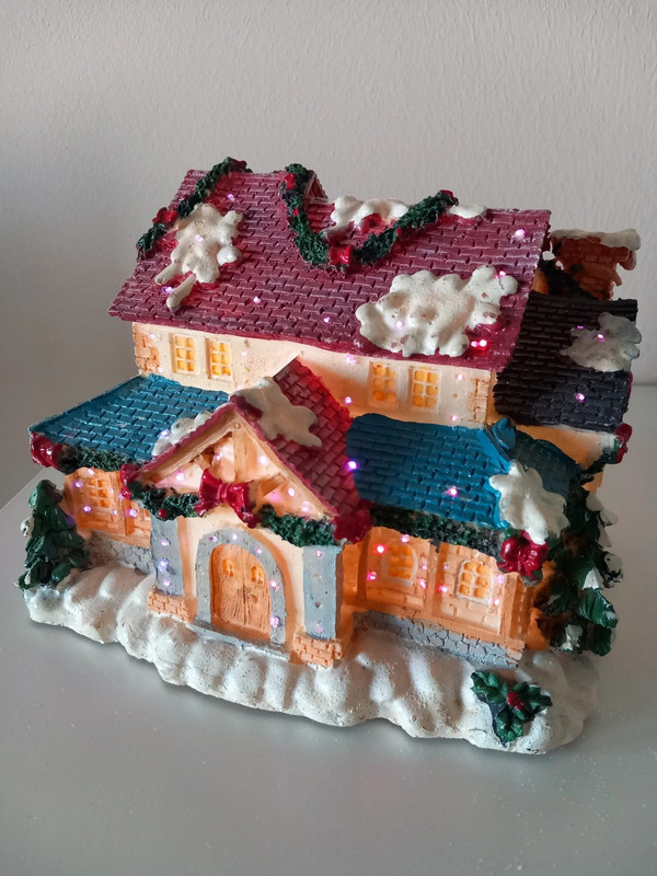 Starý svietiaci led domček po rodičoch 16x13x12 cm - 16