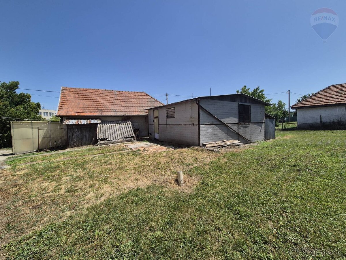 Prenájom – predajňa, sklady, parkovanie – NR Dolnočermánska - 16