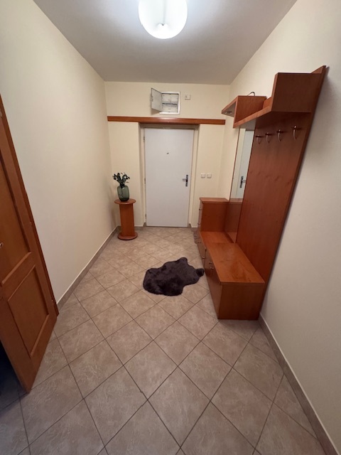 Veľký 3-izbový byt (pôvodne 4-izb.) s parkingom, BA I - 16