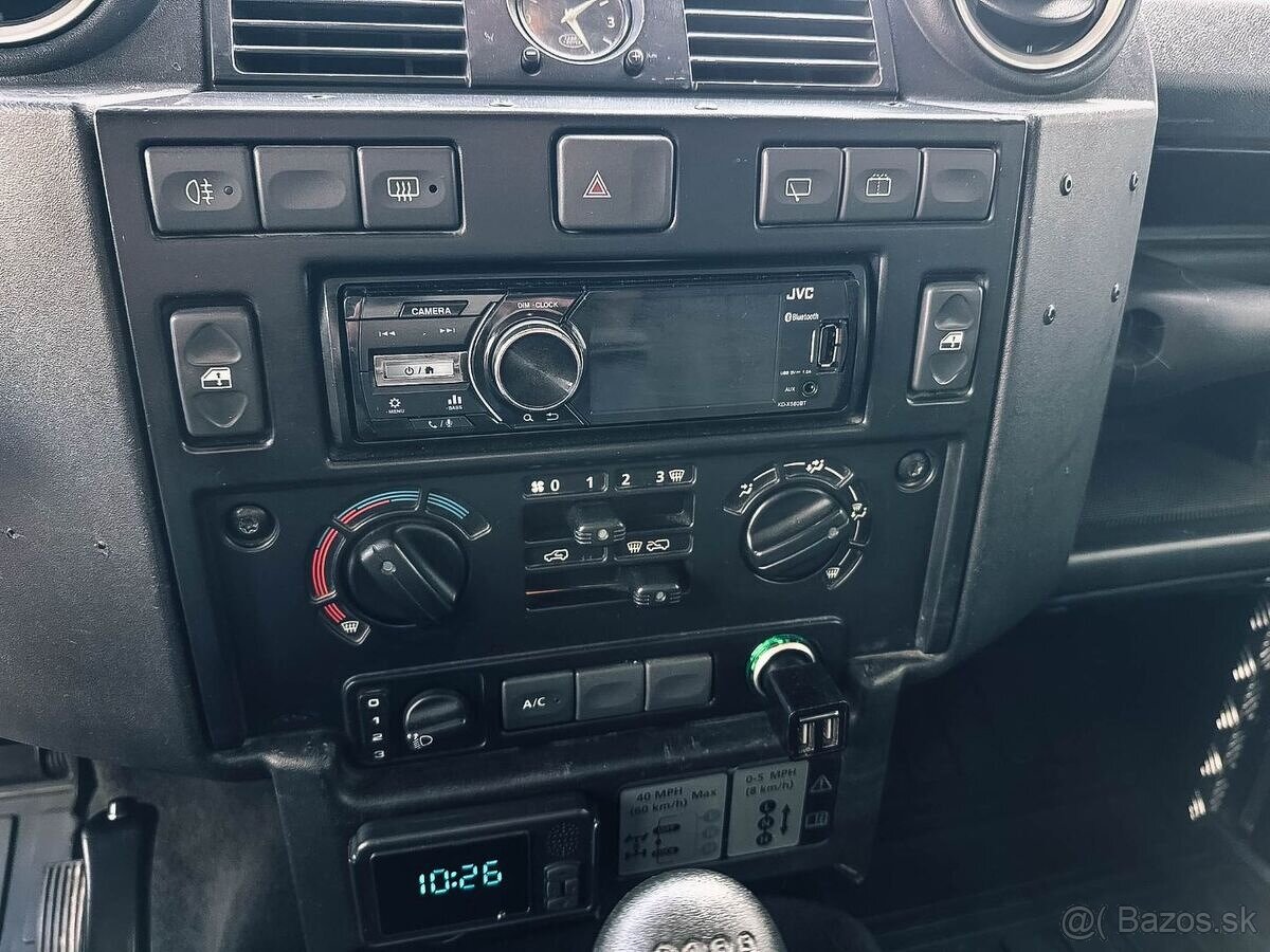 Land Rover Defender 110 2.4 SW SE - 16