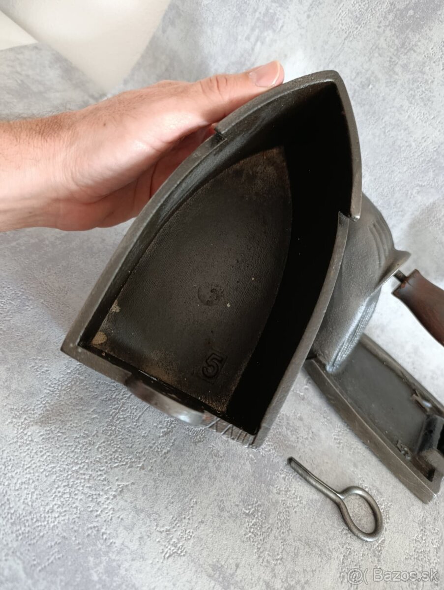 Stará velká orig. atypická žehlička s komínem, 4,69kg TOP - 16