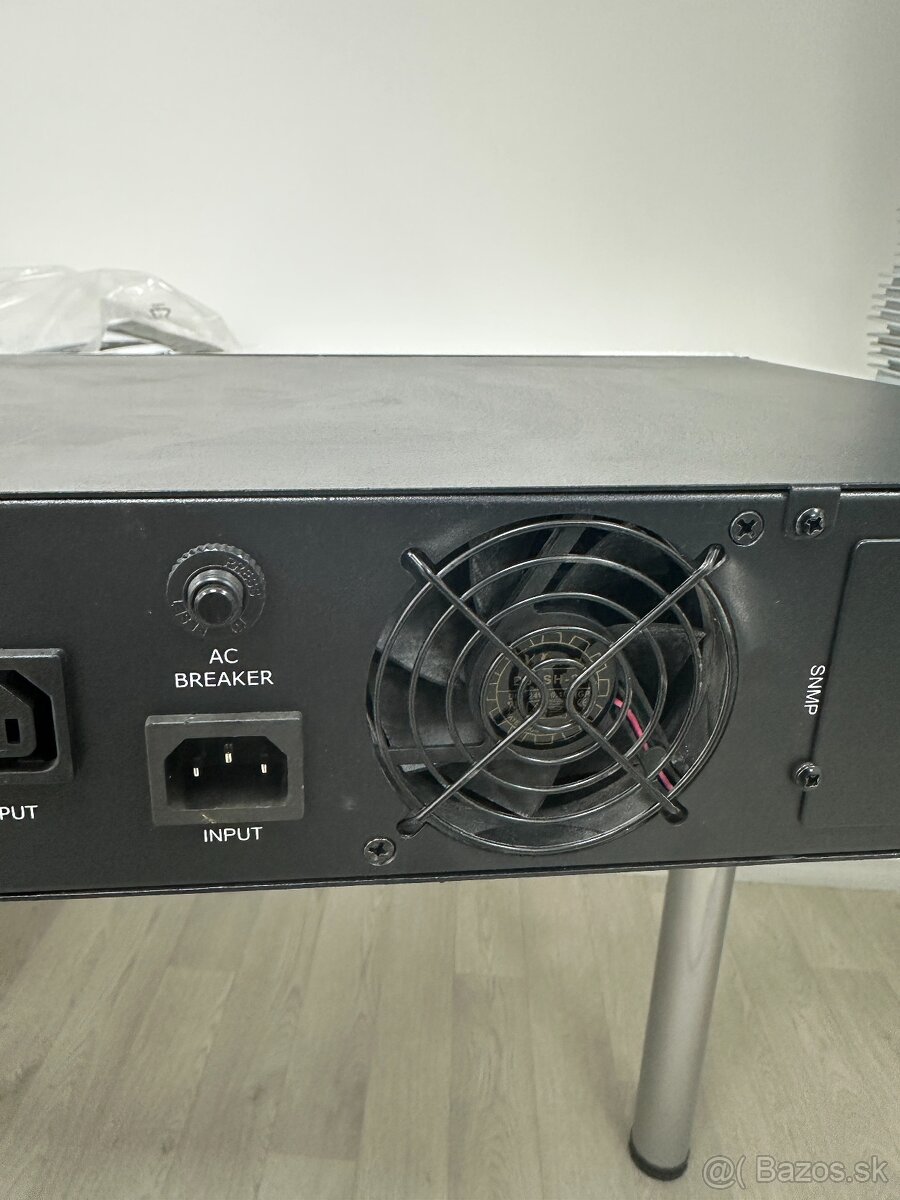 Serverová skriňa s príslušenstvom - plne funkčné - 16