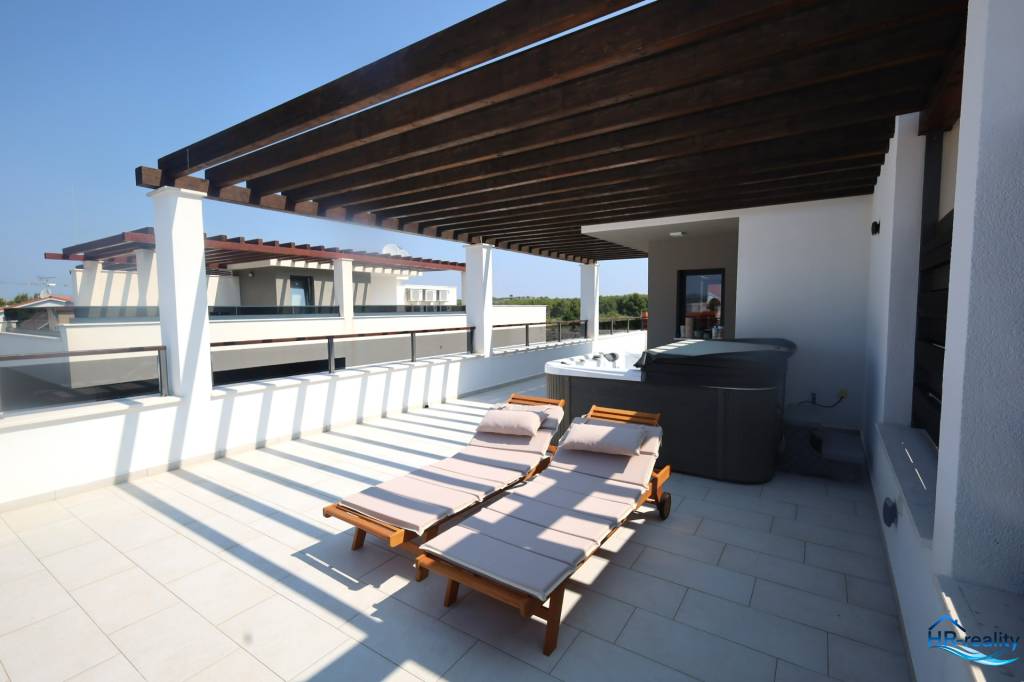 Vodice, Srima – dom s bazénom a strešnou terasou - 16