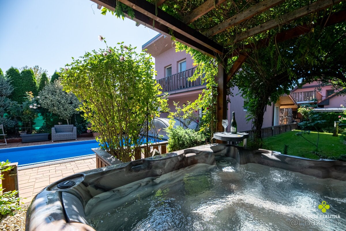 Štýlový a priestranný rodinný dom v slepej ulici s bazénom - 16