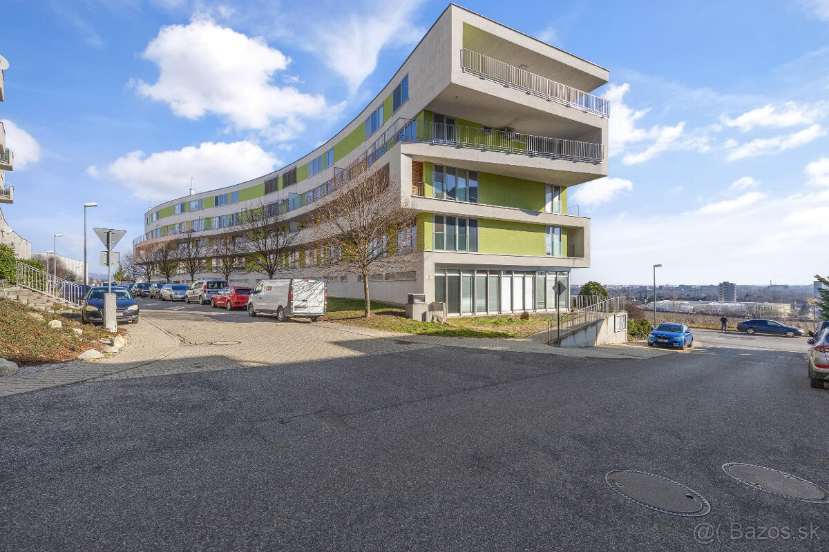 Priestranný mezonet v tichej lokalite s krbom - 16