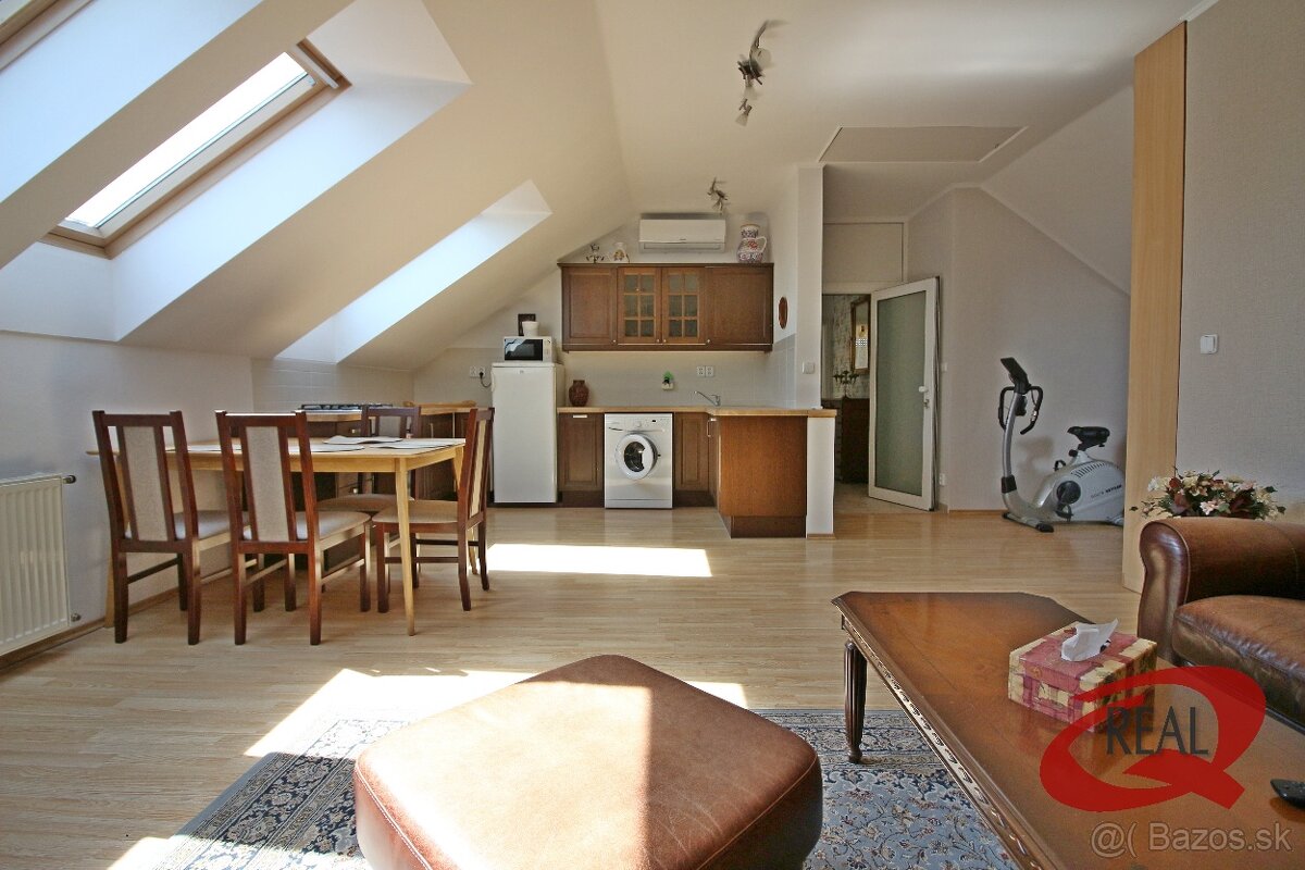 RODINNÝ DOM V SÚKROMNEJ ULIČKE S BAZÉNOM A LETNÝM DOMČEKOM - 16