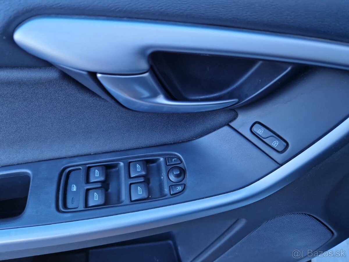 Predám Volvo XC60 2.4D AWD 120 KW manuál-6 r.v.2011 - 16