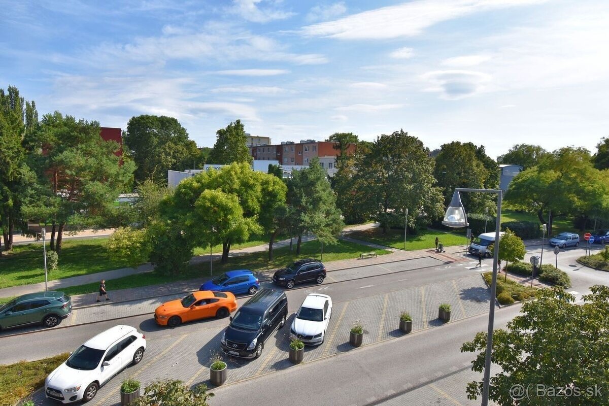 Predaj administratívna budova 1200 m²,s pozemkom na výstavbu - 16