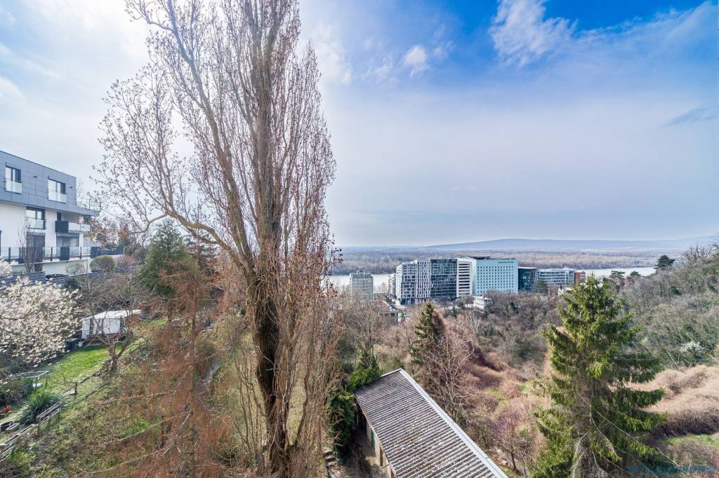 NA PREDAJ veľký 1 izbový byt s impozantnými výhľadmi na hrad - 16