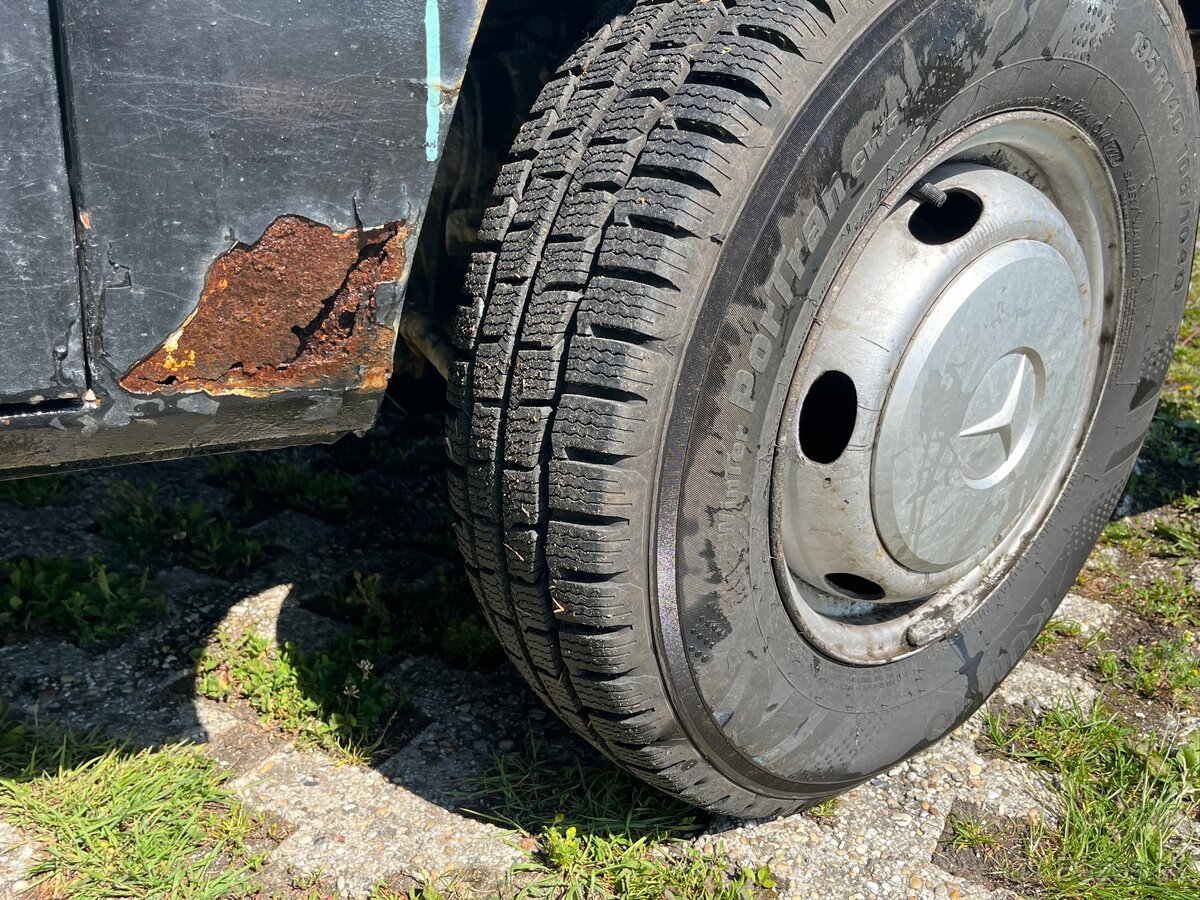 Obytná dodávka Mercedes MB100D - 16