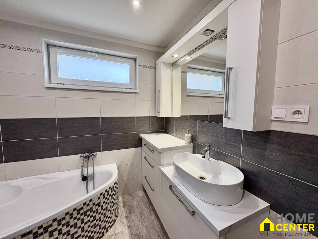 NA PREDAJ 4 izbový zrekonštruovaný rodinný dom v Kolárove - 16