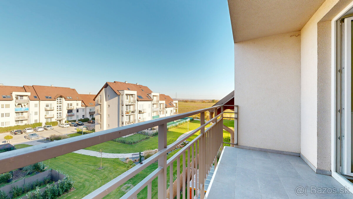 POLIANKY / Priestranný 3-izbový byt s loggiou a kuchynskou l - 16