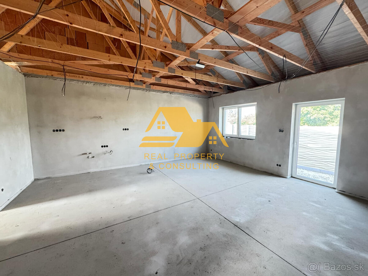 Predám novostavbu v radovej zástavbe v obci Selice - 16