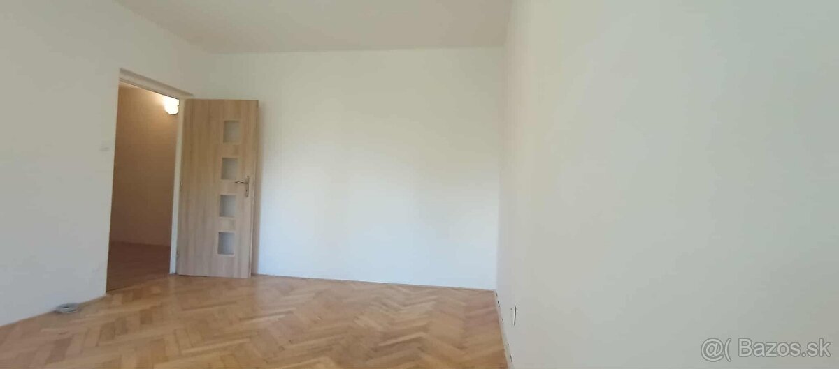 Dvojizbový byt s loggiou v zelenej časti Poltára - 16