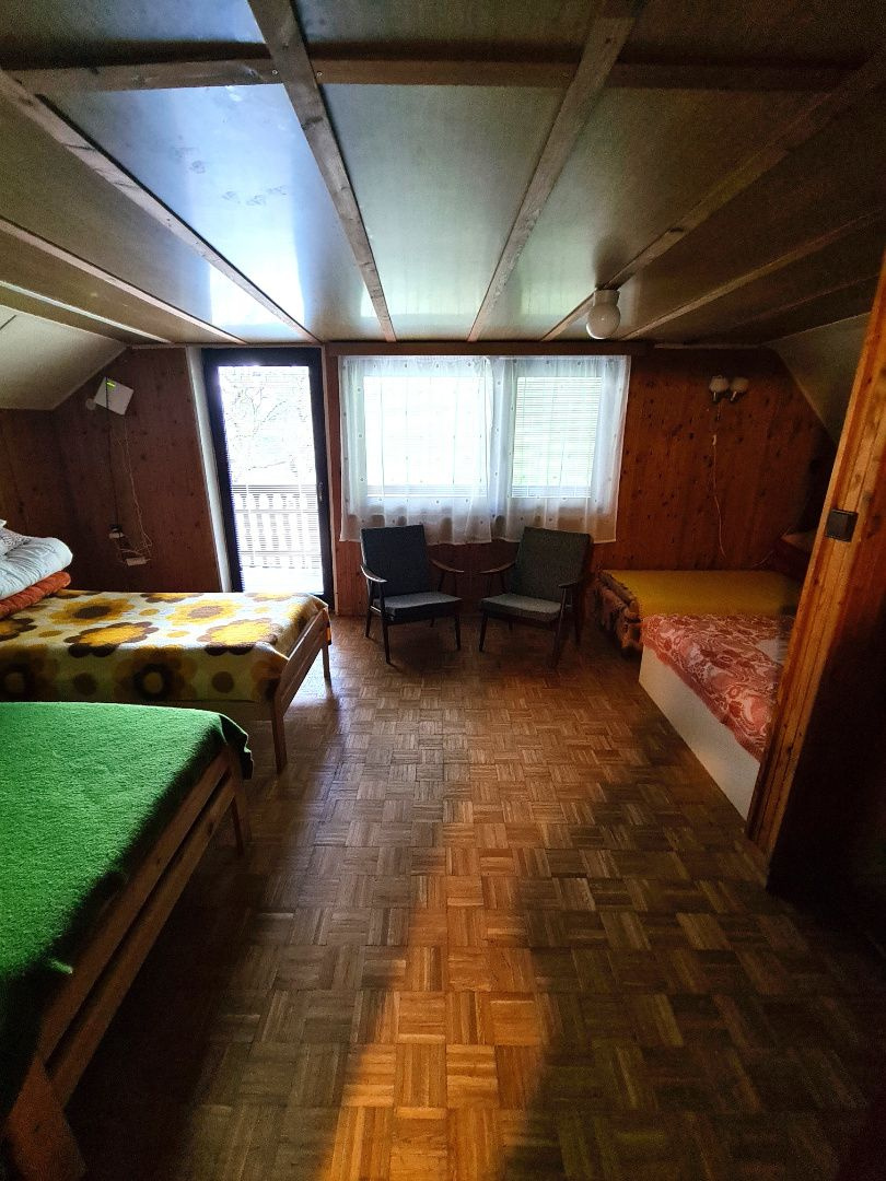 Zaujímavá pekná priestranná murovaná chata v prírode - 16