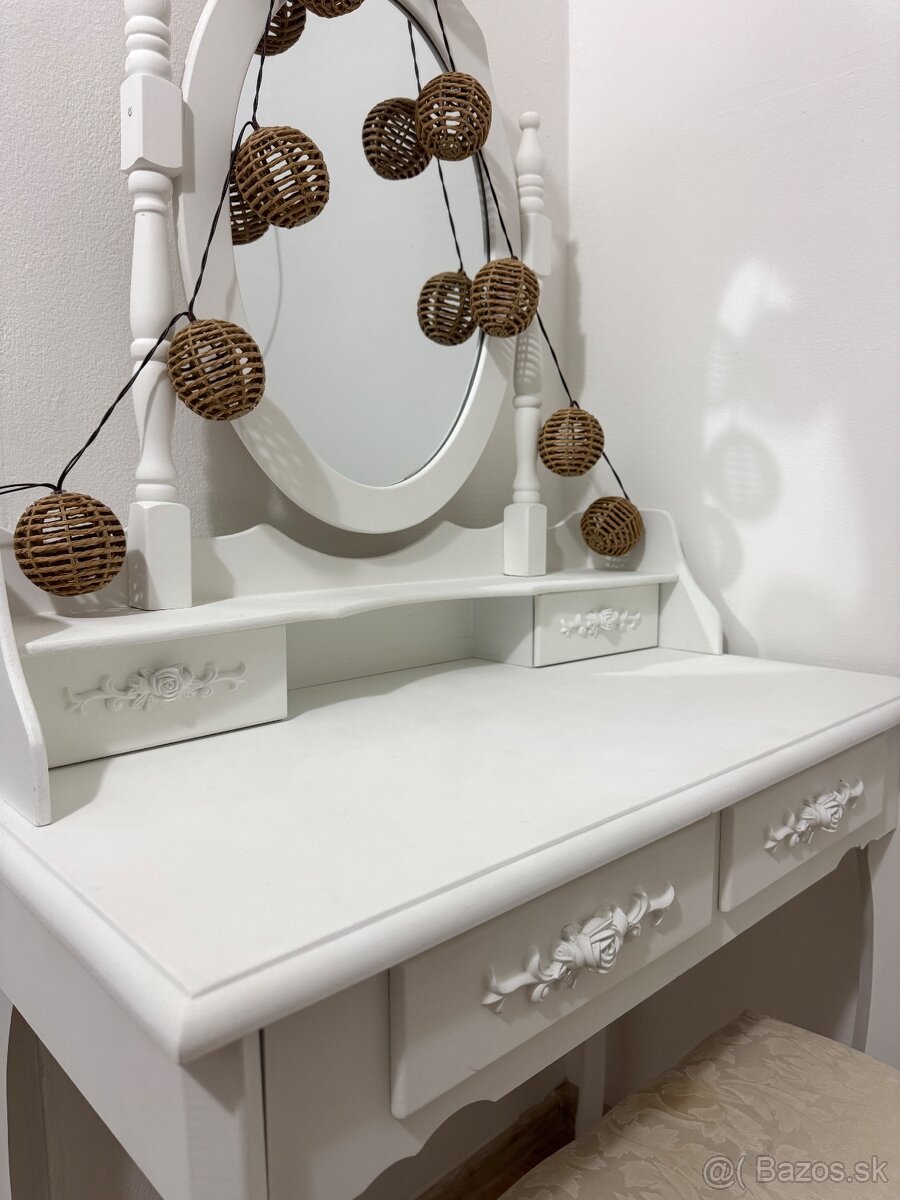 Kozmetický stolík - 16