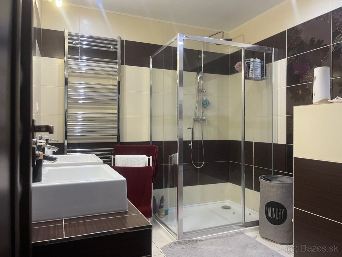 VIDINÁ - RD - 240 m2 - TERASA, BAZÉN, GARÁŽ - 16