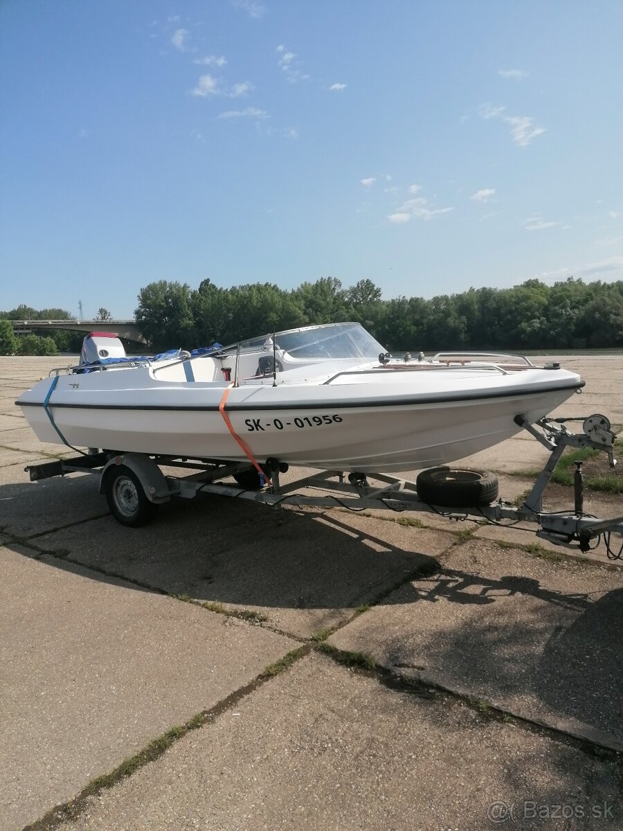 Predam motorovy čln Glastron - 16